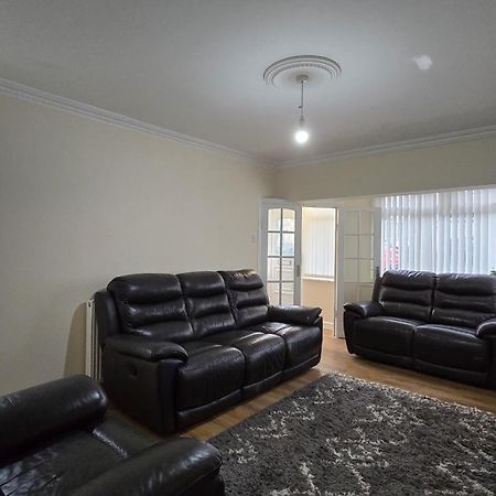 Entire Three Bedroom House In Birmingham Kültér fotó